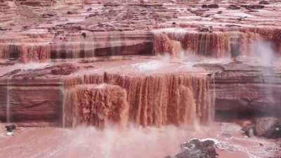 🔥 Chocolate Falls, Arizona. At 185 feet, it is taller than Niagara 🔥