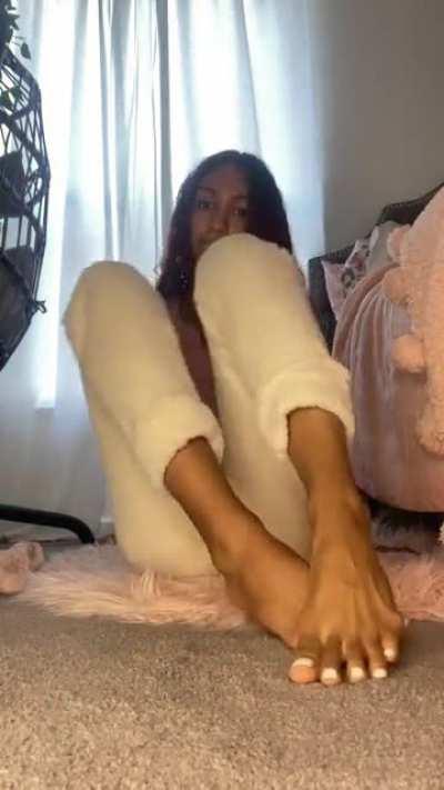 I love fuzzy things that rub softly against my soles 🥰 who wants my socks? 😉