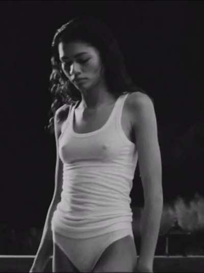 Z£ndaya is petite perfection