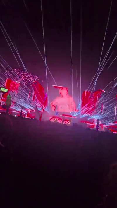 Peekaboo played a Skrillex ID at lost lands