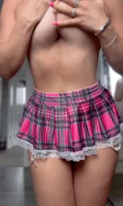 I’m a British girl with amazing natural tits 😊