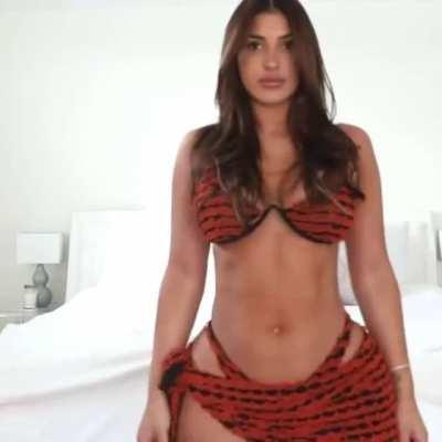 Our favorite Body Type : Thin waist - Huge Hips