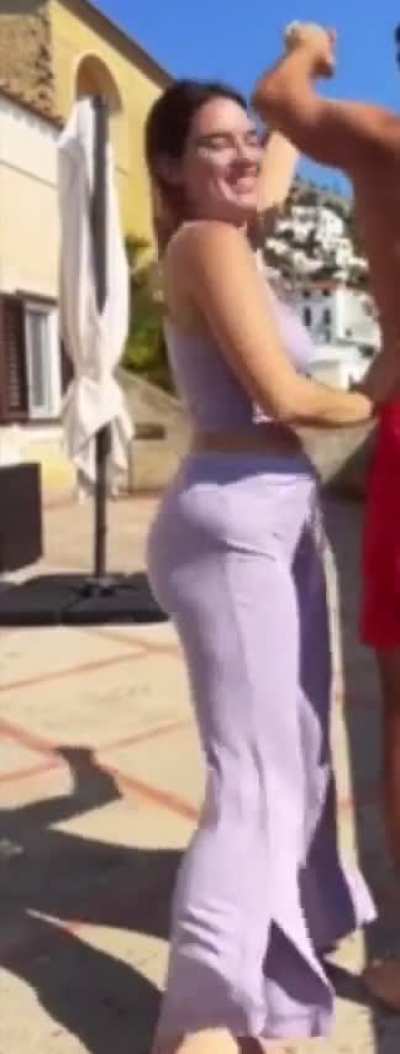 Her moving that fat ass 😍😍😍