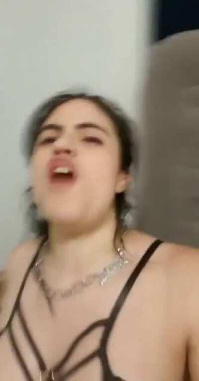 Un poco, pero se le alcanza a ver pezón 🤤