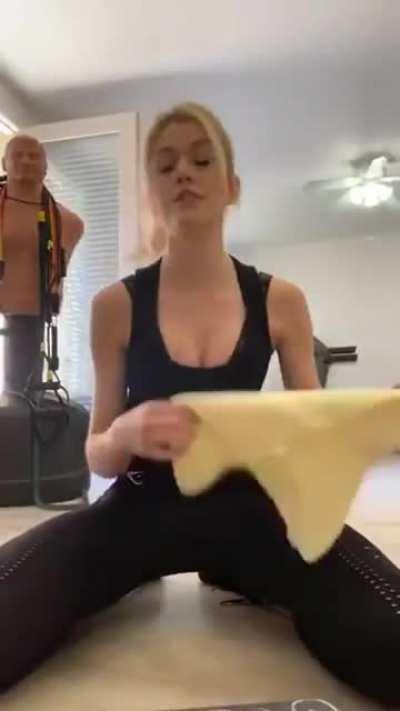 Bob is definitely checking her out 😍🍑