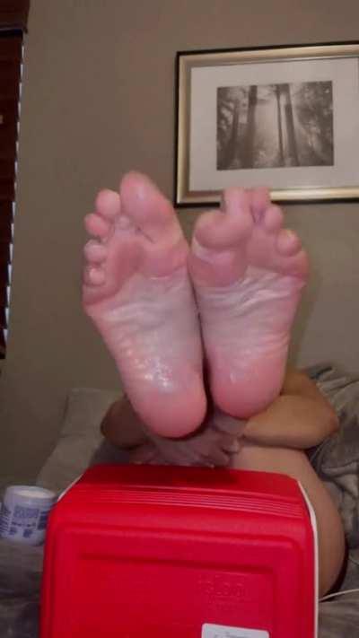 Can someone please cum on my pretty feet🥺