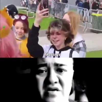 what the dog doin 😬😬😬