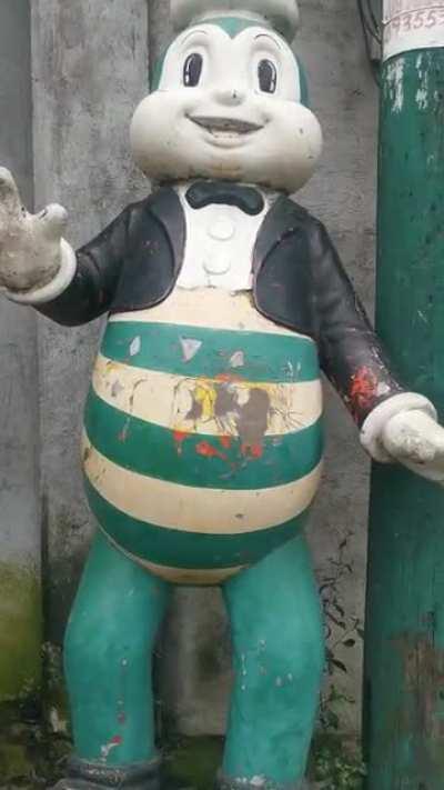 Ngayon lang ako nakakita ng batang takot kay Jollibee. #jollibee