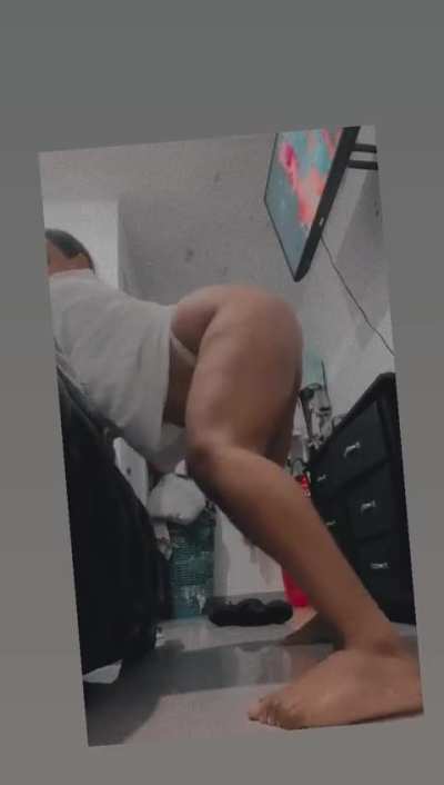 Booty shaking chick 
