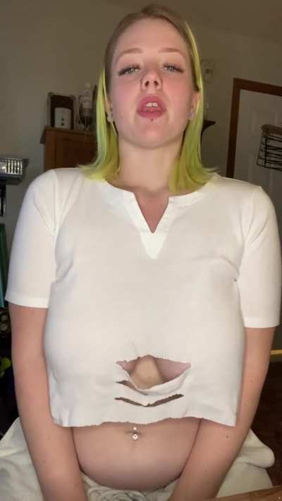 This is the only burp from the video where my tits don’t sneak out of this top 😉