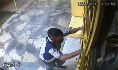 WCGW trying to rob a bakery