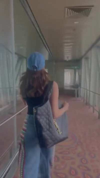 Kajal shaking her ass for us 😋😋😋