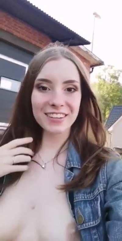 I'm trying to hitch a lift back to town... Would you give me a ride? 😏 (flash)