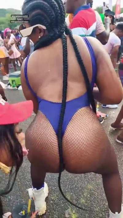 She is blessed 🍑 (📷:@nigelsocrazy_)