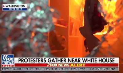 Igreja sendo incendiada.