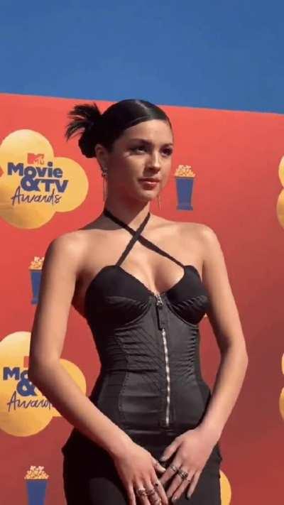 Olivia Rodrigo gets all the men so ridiculously hard. Such a doll😍💦