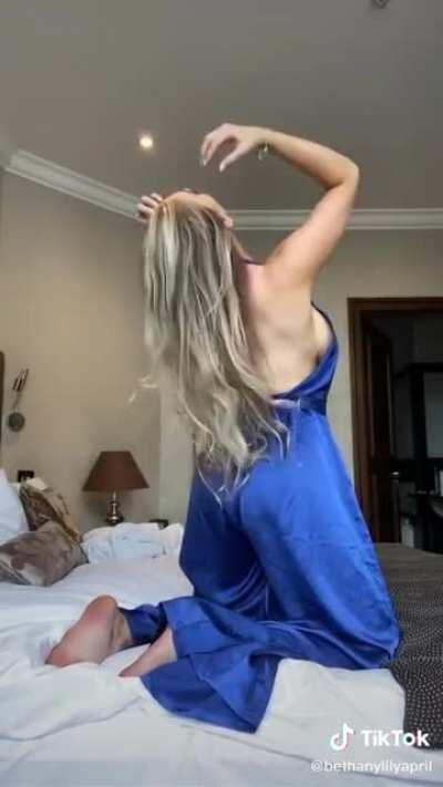 Sunday night side boob