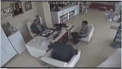 Llegó tarde a la reunión, el wey.