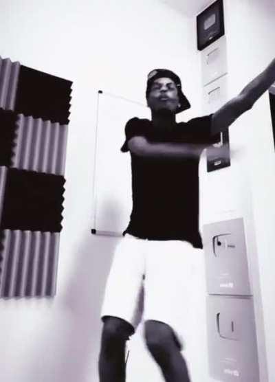 POV: u see that dontai is streaming noti