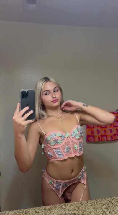 Is there any guys i can send dik pics to