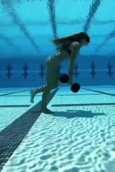 This volleyball player is going viral for the way she trains her lungs but let's appreciate the cameraman for filming all this.