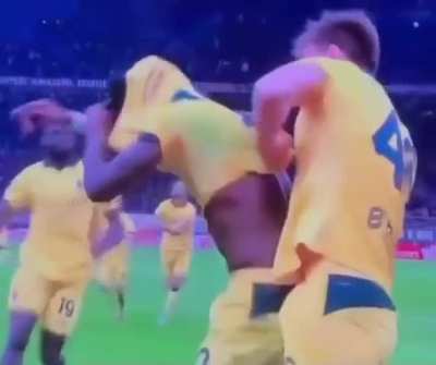 Acho um absurdo tu ter que engolir tua emoção, não poder celebrar porque o patrocinador quer aparecer um pouco mais na hora do gol, além de milhões de ativações e toda compra.