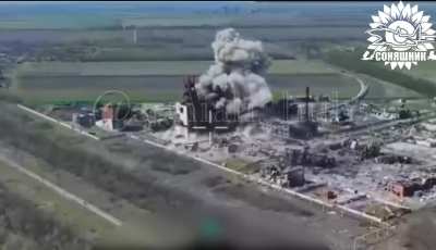 The Ukrainian Armed Forces carried out an airstrike on a Su-27 with the help of guided American GBU-39 and GBU-62 bombs on a house with Russian soldiers. May 2025, location not disclosed.