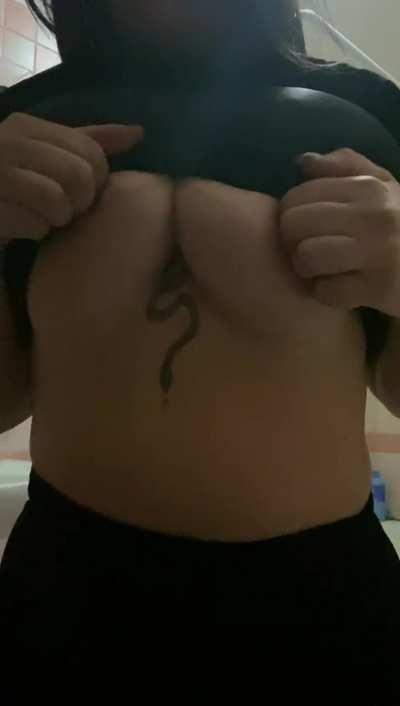 Lick or fuck my tiny college pussy