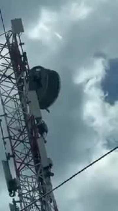 [SALTA] Un pibe quiso tirarse desde una torre de telefonía