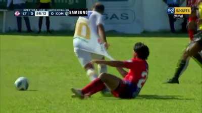 Ridiculous shirt-pull in the Guatemalan league