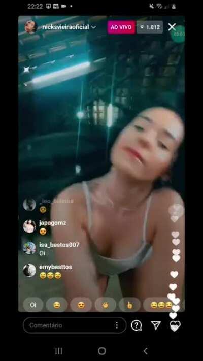 Nicks Vieira dançando de farol aceso em live