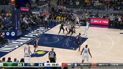 [Highlight] Jrue catches Sabonis leaning and drills the midrange jumper