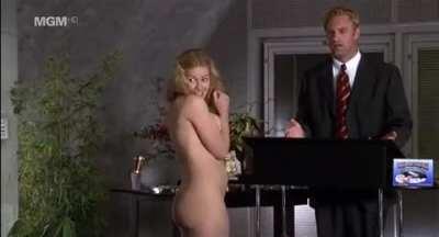 Elizabeth Shue's DAYAMN booty in 
