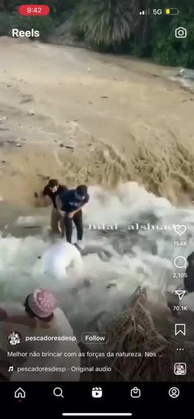 Natural Selection….Black shirt decided to record rather than getting out of the way 🤦‍♂️