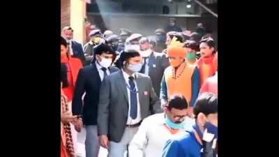 Yogi ji ki entry kisi superstar se kum nahi hai... :D