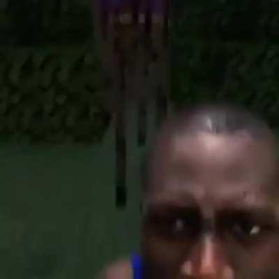 Esse cara parece o Guilherme perto da Bruna