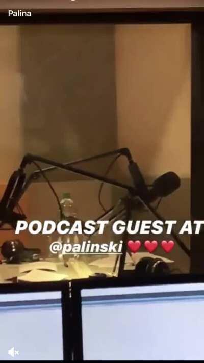 Ein Ehrenmann hat die Story hochgeladen hab mal nen gif erstellt (Palina :) )