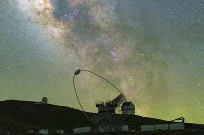 La Palma telescopes in action in front of Galactic center