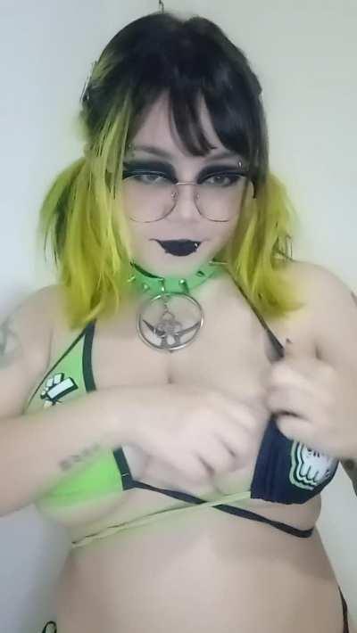 I'm only 4'11 but I make up for my height in boob size ;P