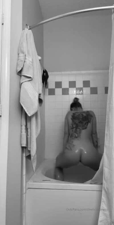 DL Naked Shower Twerk