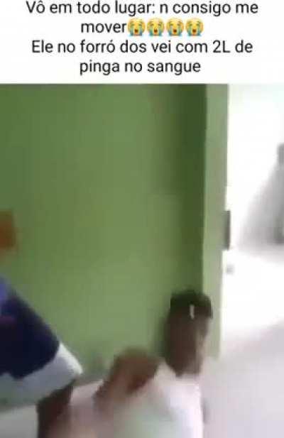 o velho infartando e morrendo minutos depois de beber pinga