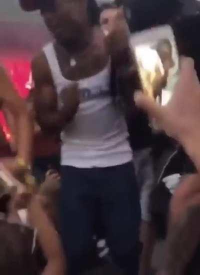 Im fucking crying bruh Uzi didn’t want nothing to do with her 😭😭😭