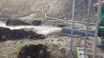 Draining the pipe for mud