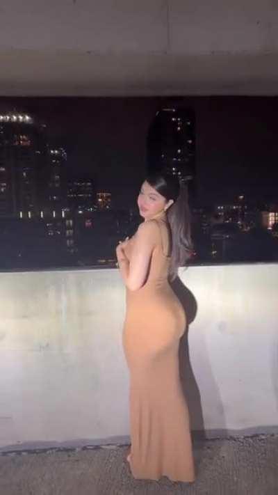 she just wants us to be looking at her fat ass😩