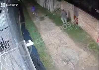 Resistencia: Delincuente intent&oacute; robar chapas de un domicilio y fue sorprendido por el hist&oacute;rico ex boxeador Don Chingolo