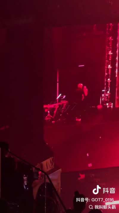 Jackson Wang 除衫 ceoi4 saam1 (to undress)