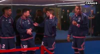 Referee almost injures Kylian