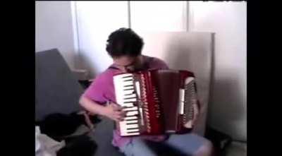 כולם גאנגסטרים עד שאבא קריר מתחיל לנגן_במ