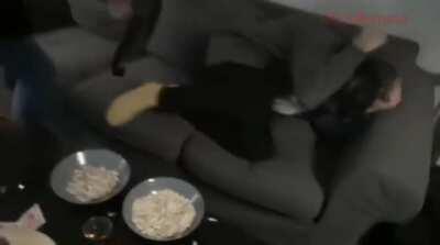 erkan kendisine hapis cezası veren hakimi dışarıda yakalıyor;