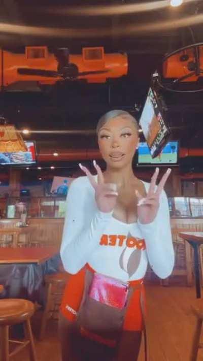 The sexiest hooter girl on this sub 😍